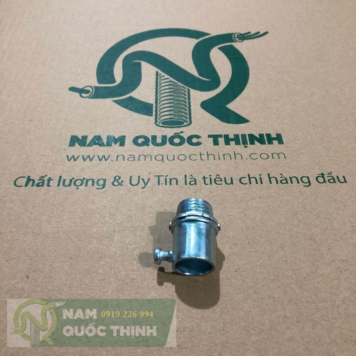 Đầu nối ống luồn dây điện thép emt phi 20 vào box