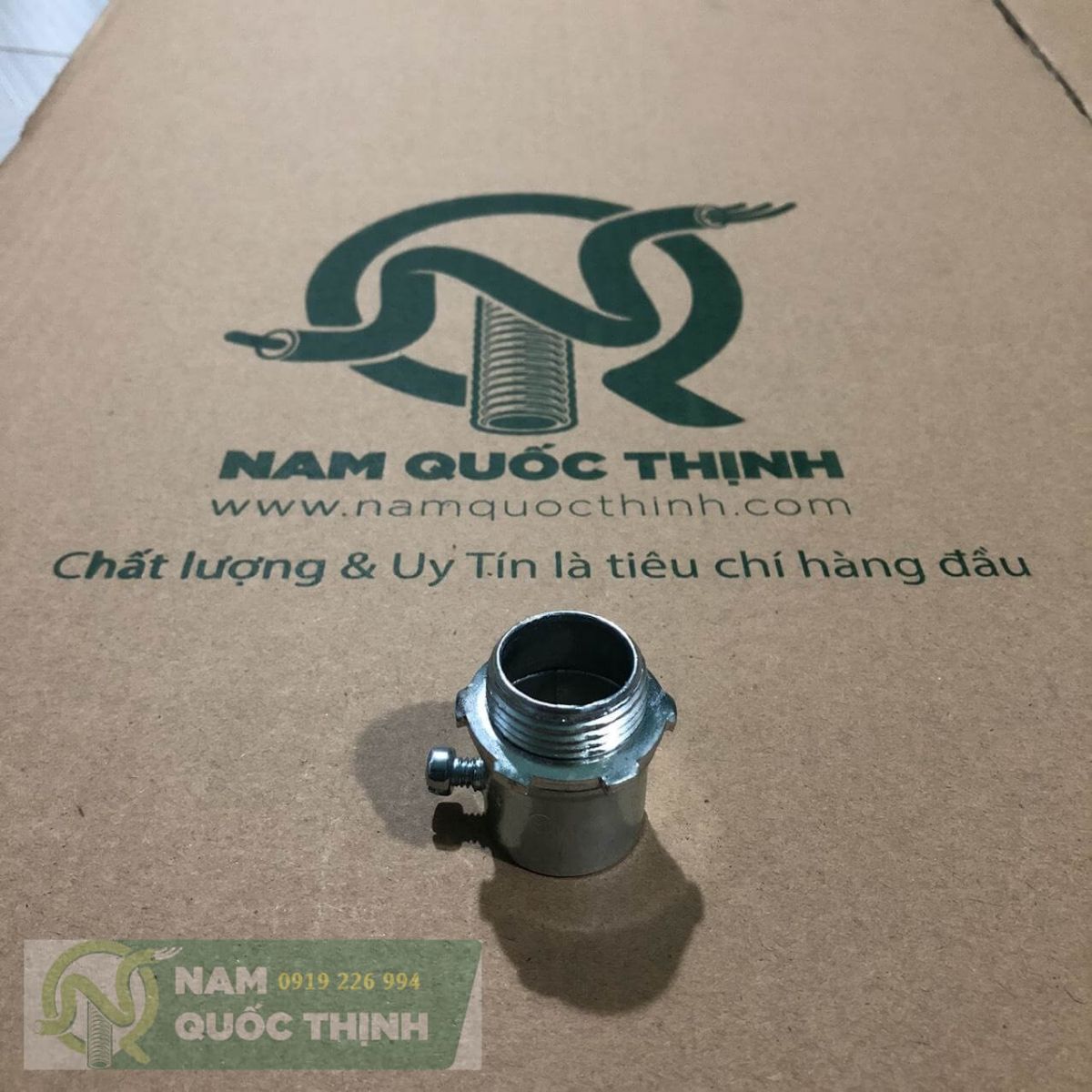 Đầu nối ống luồn dây điện thép emt phi 25 vào box