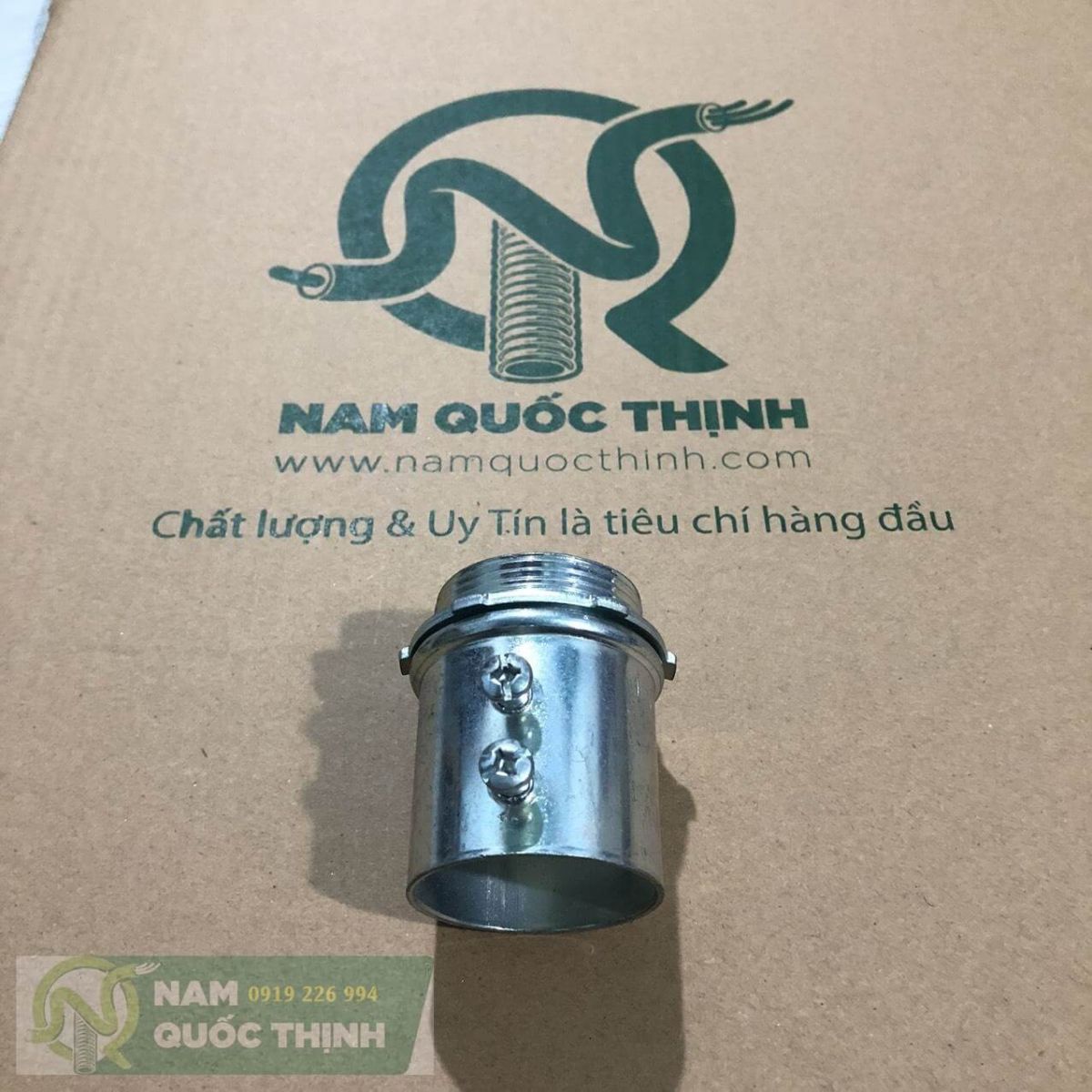 Đầu nối ống luồn dây điện thép emt phi 42 vào box