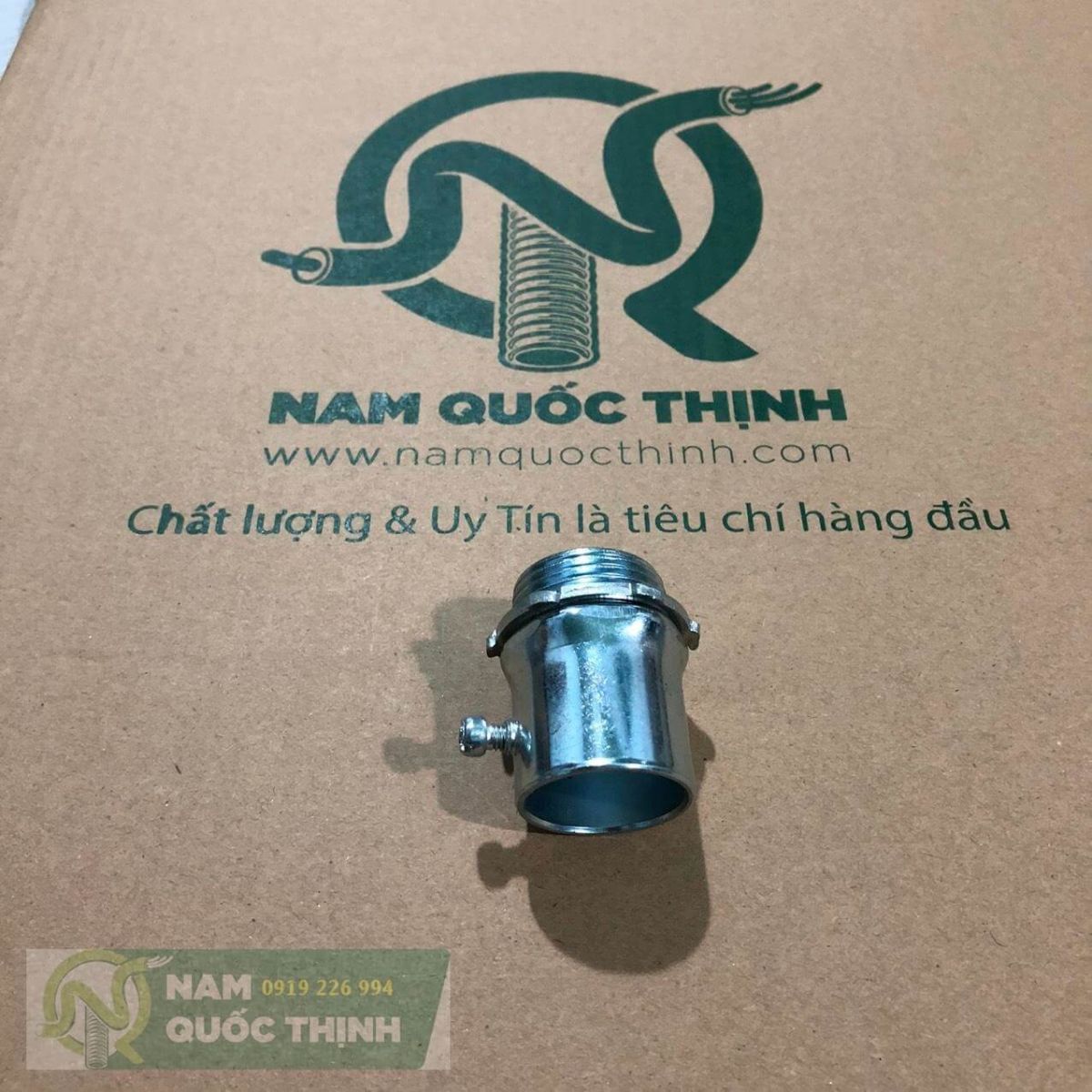 Đầu nối ống luồn dây điện thép emt phi 32 vào box