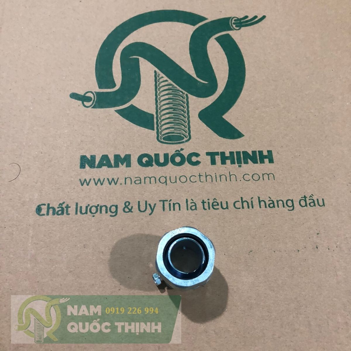 Đầu nối ống luồn dây điện thép emt với ống luồn dây điện mềm lõi thép bọc nhựa phi 25