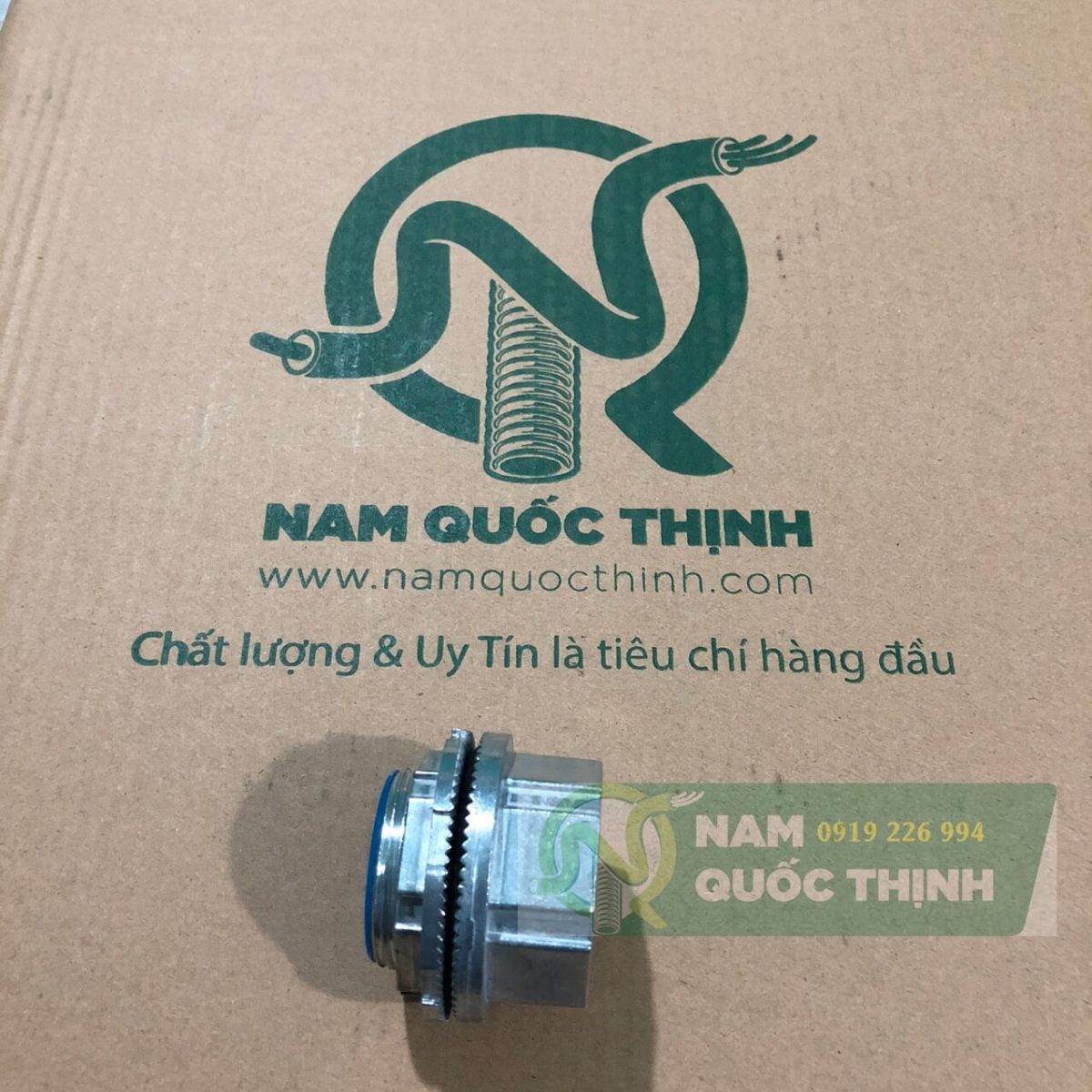 Đầu nối ống luồn dây điện thép imc phi 42 vào box