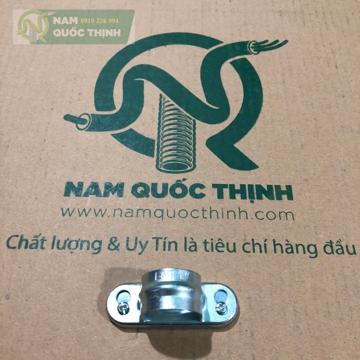 Kẹp ống có đế ống luồn dây điện thép emt phi 32